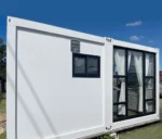 Casa modulare prefabbricata realizzata con container per spedizioni.