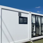 Casa modulare prefabbricata realizzata con container per spedizioni.