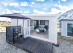 Casa modulare prefabbricata realizzata con container per spedizioni.