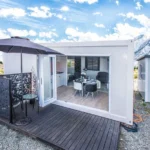 Casa modulare prefabbricata realizzata con container per spedizioni.