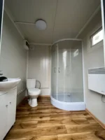 Contenitore sanitario 2×2 m con doccia e serbatoio - immagine 2